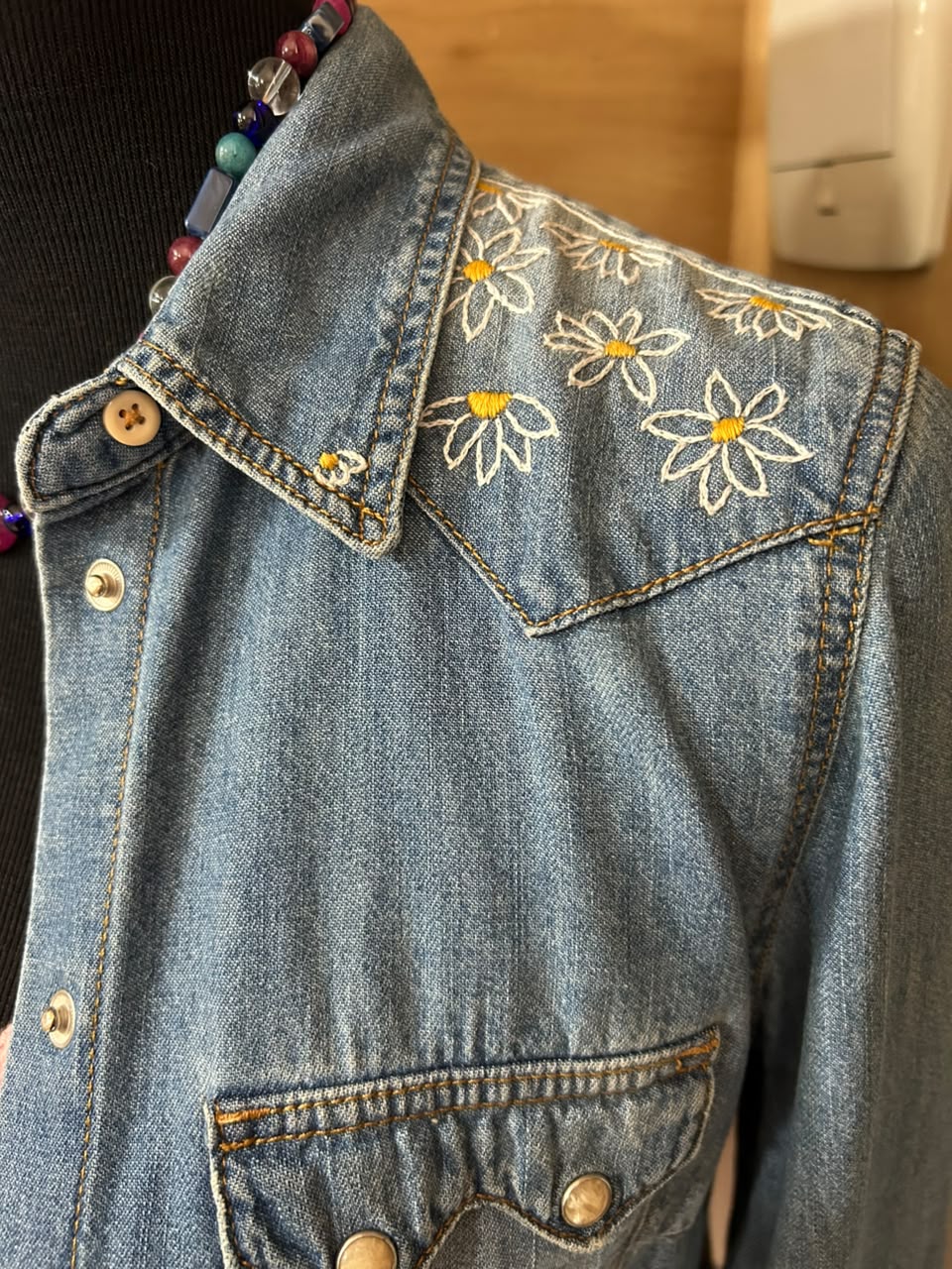 Camisa jeans bordada
